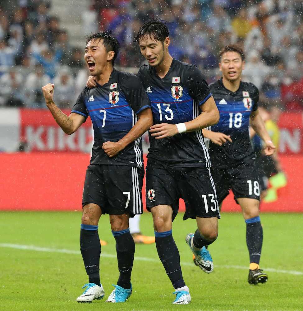 ＜日本・ニュージーランド＞後半、勝ち越しゴールを決め喜ぶ倉田（左）