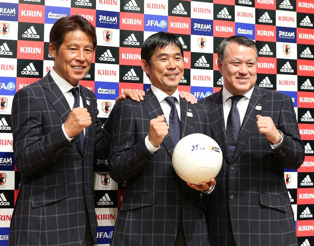 日本サッカー協会の西野技術委員長（左）田嶋会長（右）とポーズを取る五輪代表の森保新監督