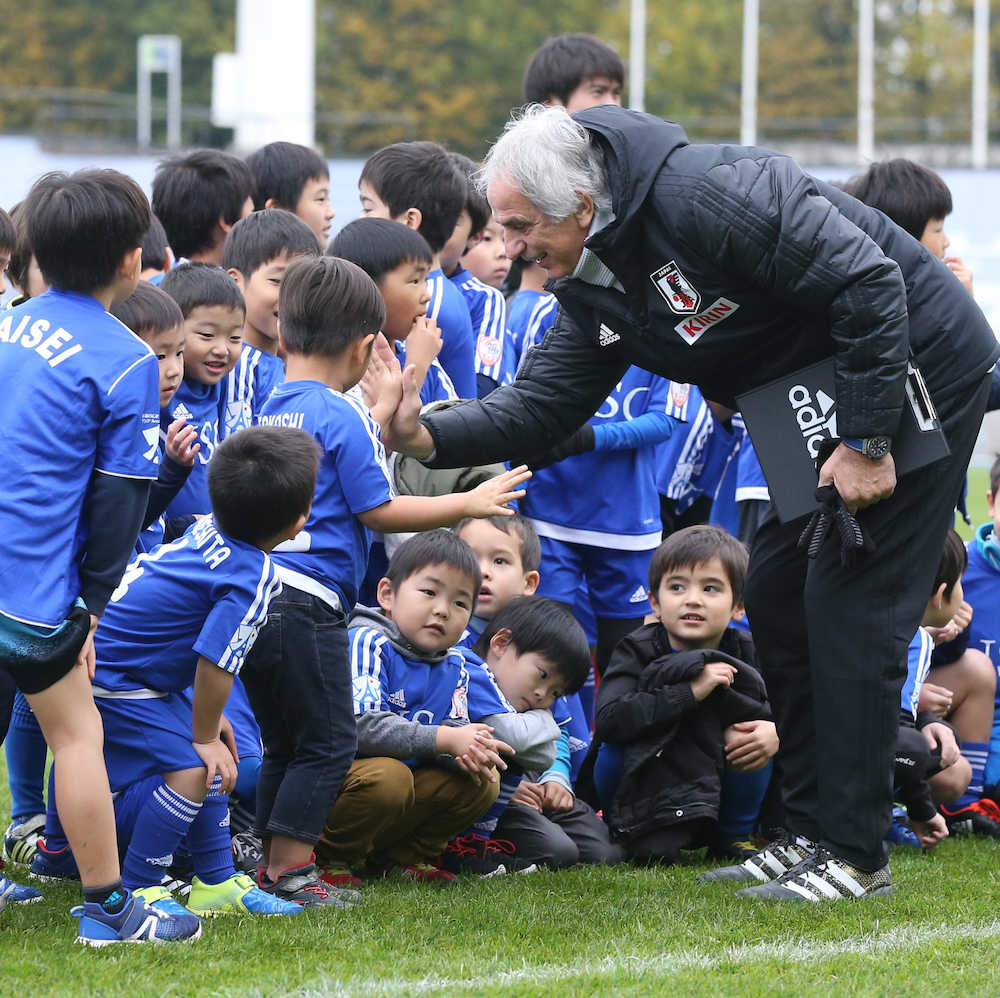 ＜日本代表練習＞パリのサッカークラブの子供たちと交流するハリルホジッチ監督