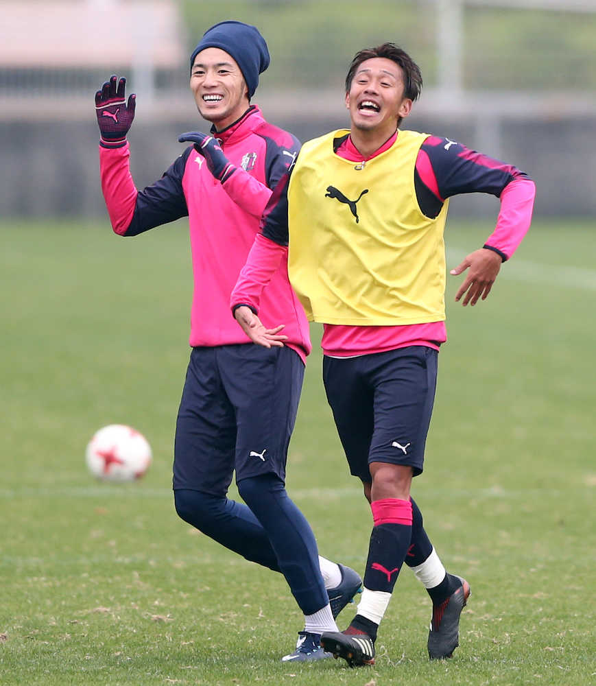 練習中に笑顔を見せる日本代表の（左から）杉本と清武