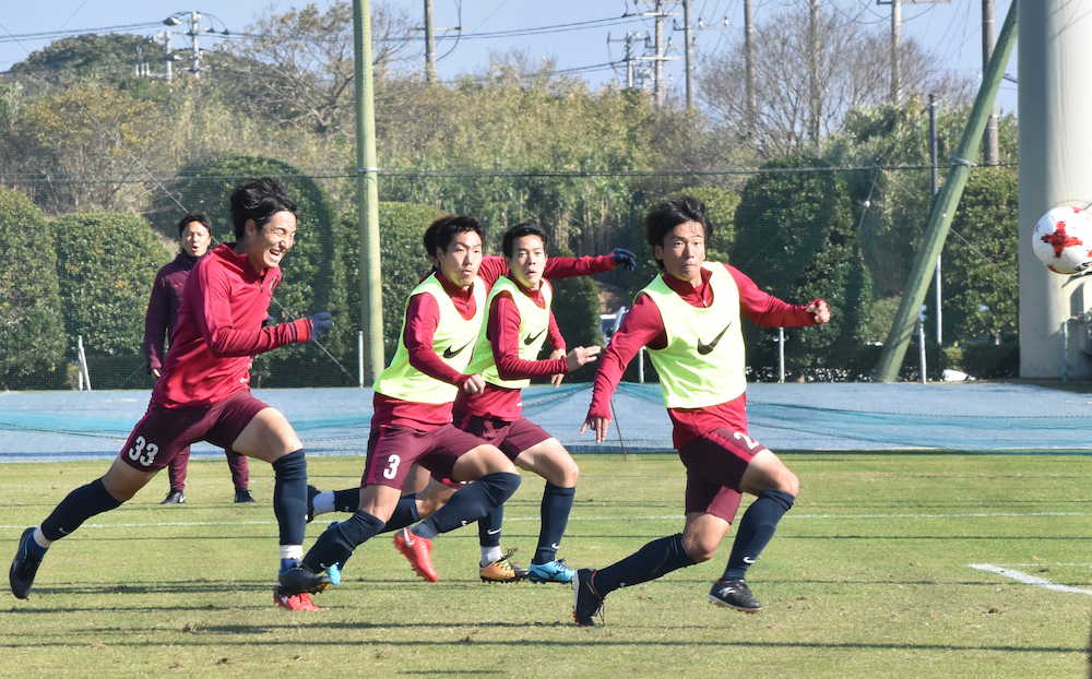 磐田戦に向けて練習を行う（左から）日本代表の金崎、昌子ら鹿島イレブン