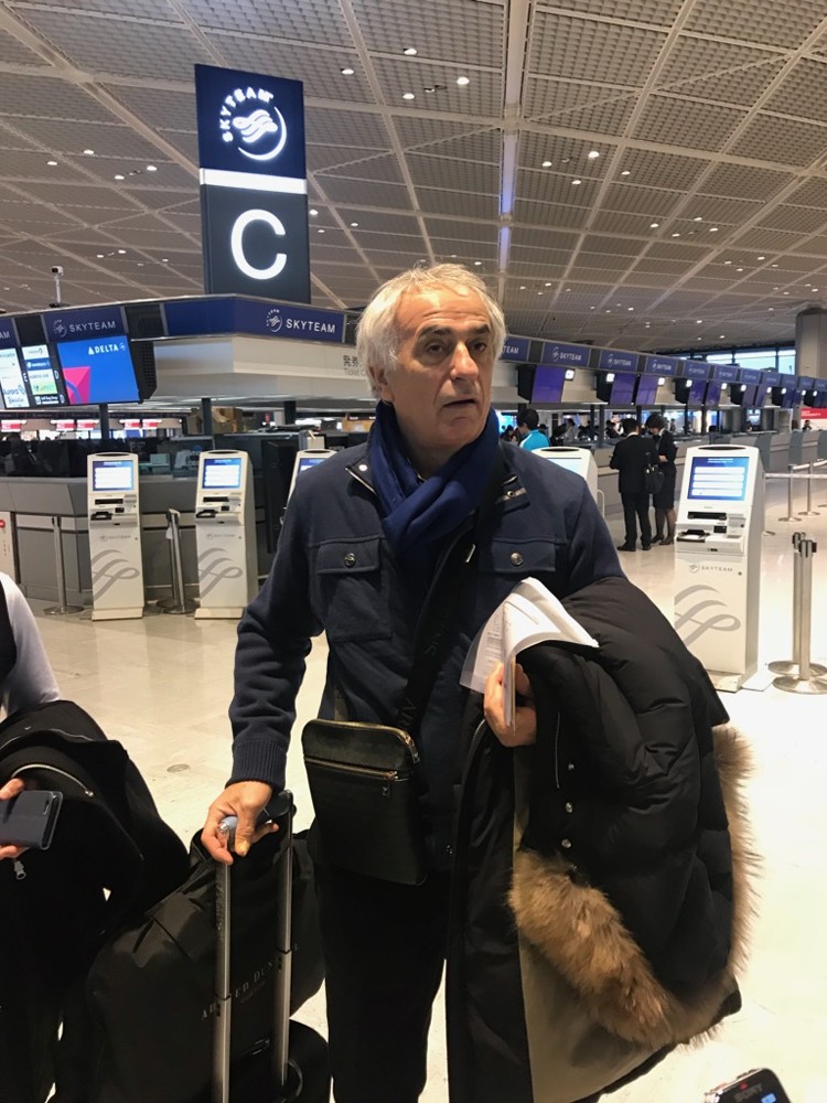 成田空港で取材に応じる日本代表・ハリルホジッチ監督