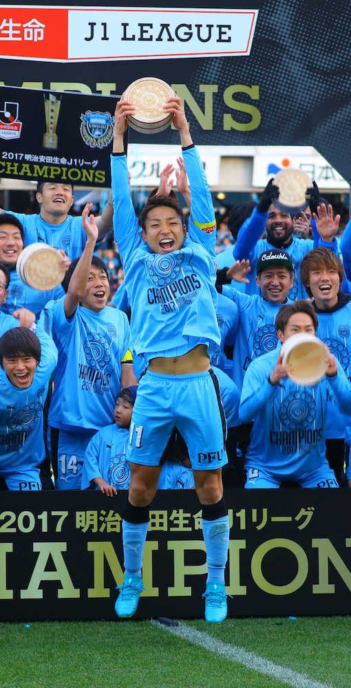 川崎Ｆ　選手が掲げた「風呂桶」販売へ　「純金カブレラ」も３９万円で