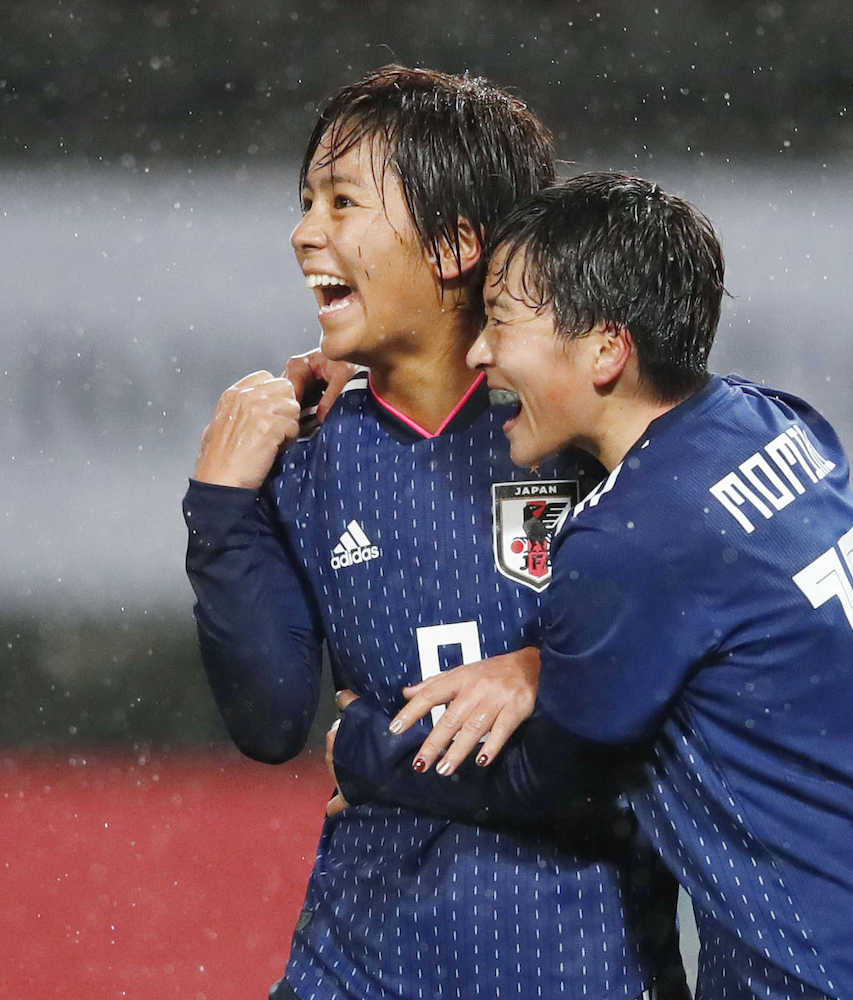 ＜日本・韓国＞チームの勝利を呼び込む一発に、岩渕（左）は満面の笑み