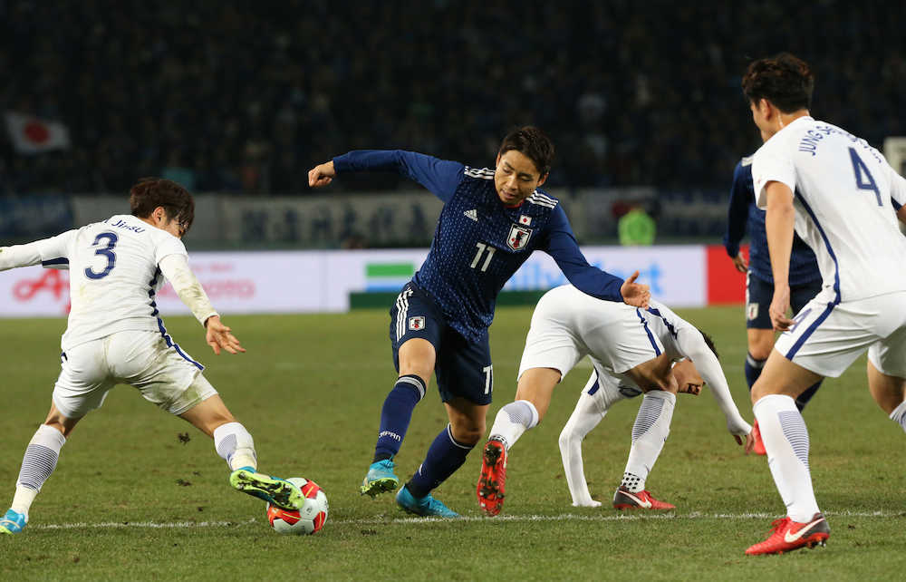 ＜日本・韓国＞後半、ゴール前でボールを失う小林（左から２人目）