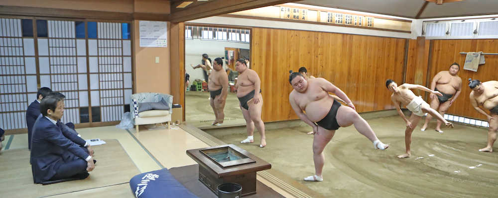 千賀ノ浦部屋での相撲部屋実習を視察する西野朗・日本サッカー協会技術委員長（左端）