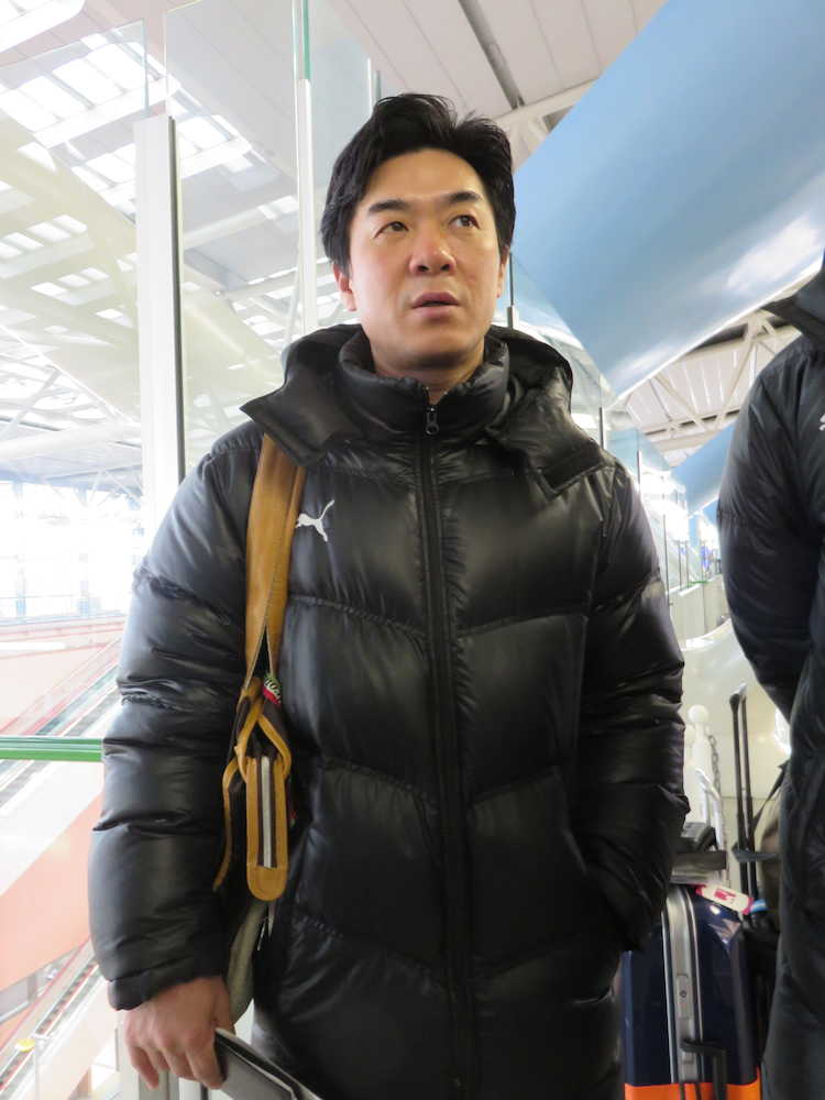 関西空港で取材に応じる尹晶煥監督
