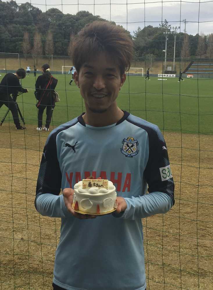 誕生ケーキを手に笑顔の磐田ＭＦ田口