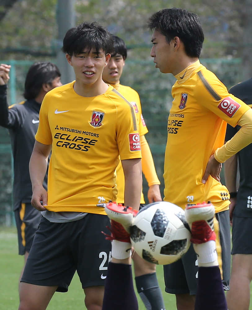 練習中にチームメートと話す浦和・荻原（左）
