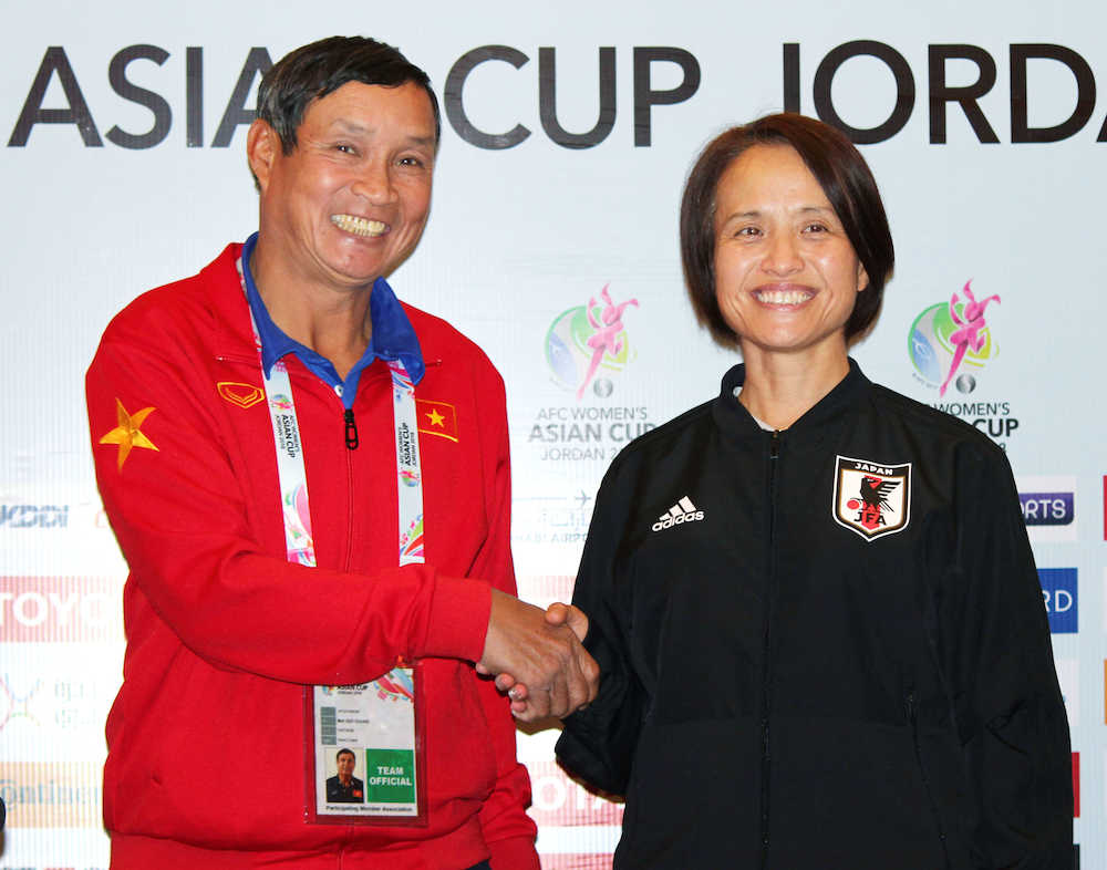 ベトナムのチュン監督（左）と握手する女子日本代表・高倉監督