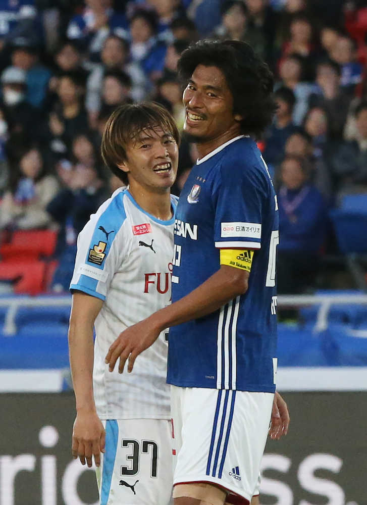 試合終了後、横浜・中沢（右）と健闘を称えあう川崎Ｆ・斎藤（左）