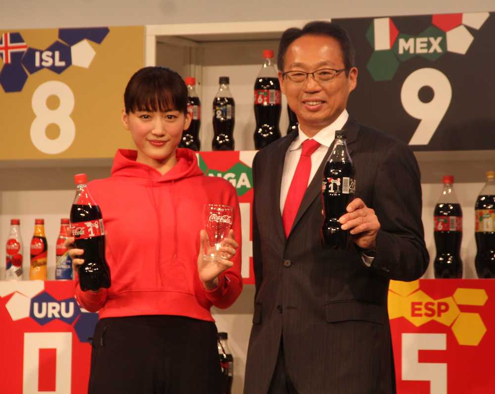 「コカ・コーラ　ＦＩＦＡワールドカップキャンペーンＰＲイベント」に出席した綾瀬はるかと岡田武史氏