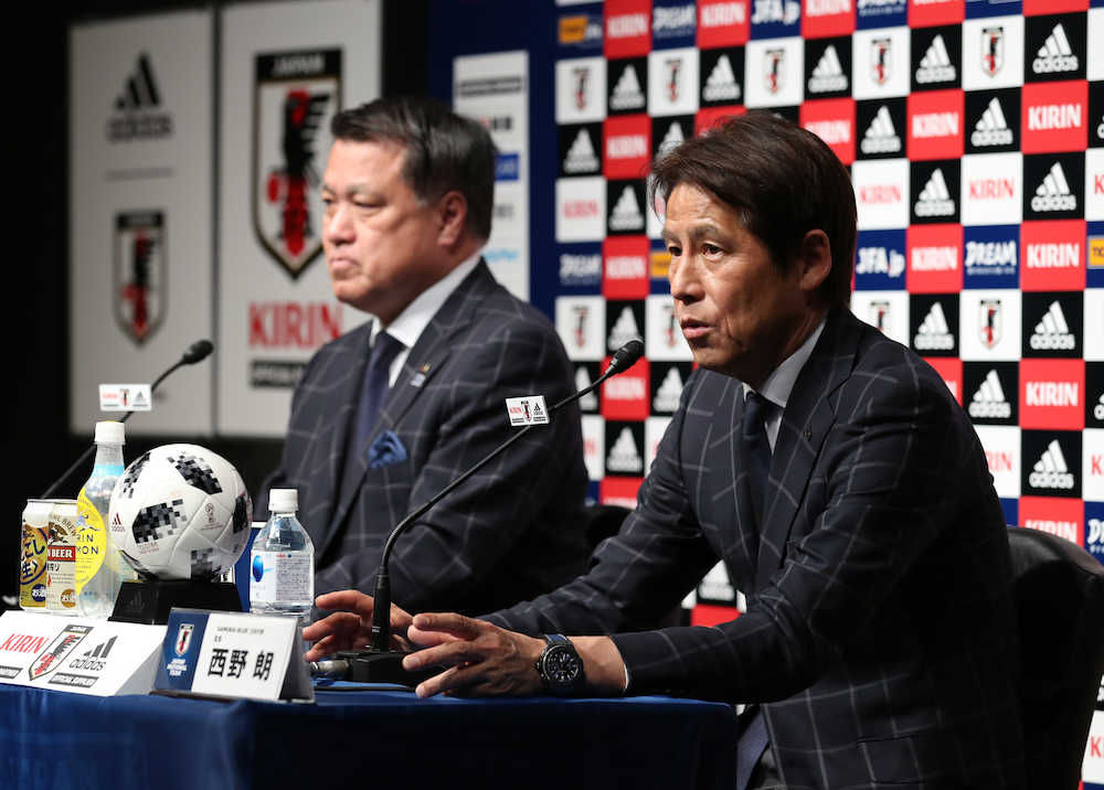 会見で意気込みを語る西野監督（右）。左は田嶋会長