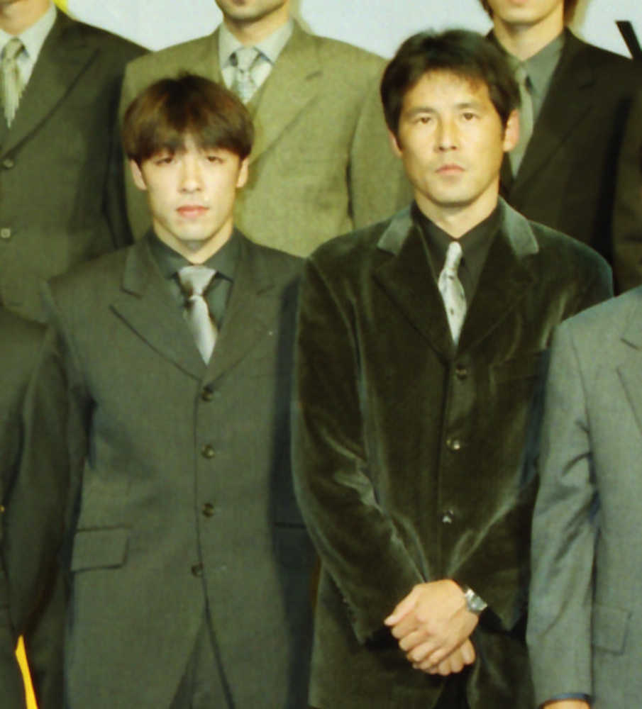 １９９９年１１月、ナビスコ杯決勝前夜祭での柏・西野監督（右）と下平主将