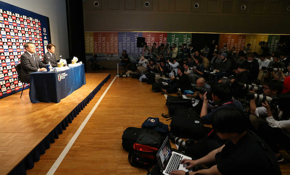 詰めかけた報道陣の前で意気込みを語る西野監督（左から２人目）と田嶋会長（左端）