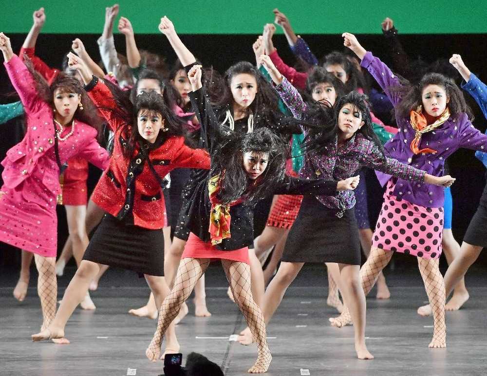 昨年、「バブリーダンス」を披露する登美丘高校ダンス部