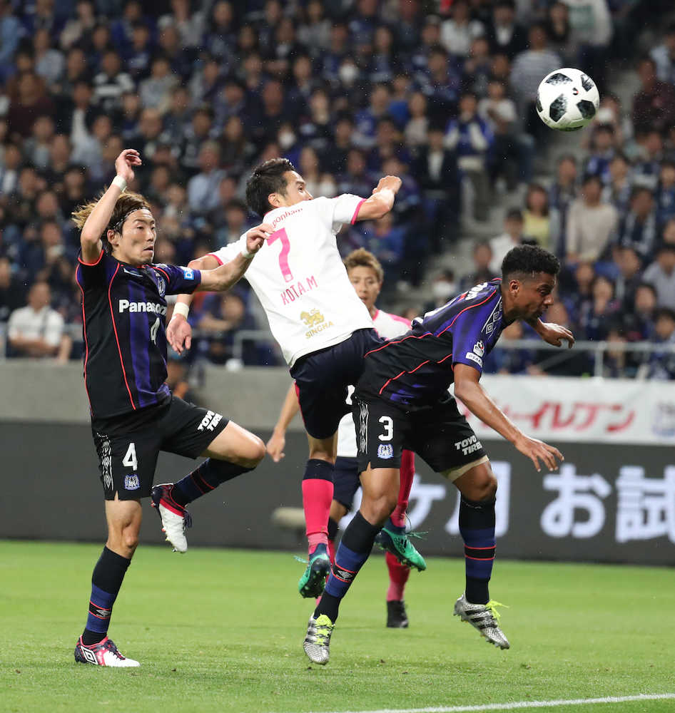 ＜Ｇ大阪・Ｃ大阪＞後半、ヘッドでゴールを狙うＣ大阪・水沼とディフェンスするＧ大阪・藤春（左）、右はファビオ