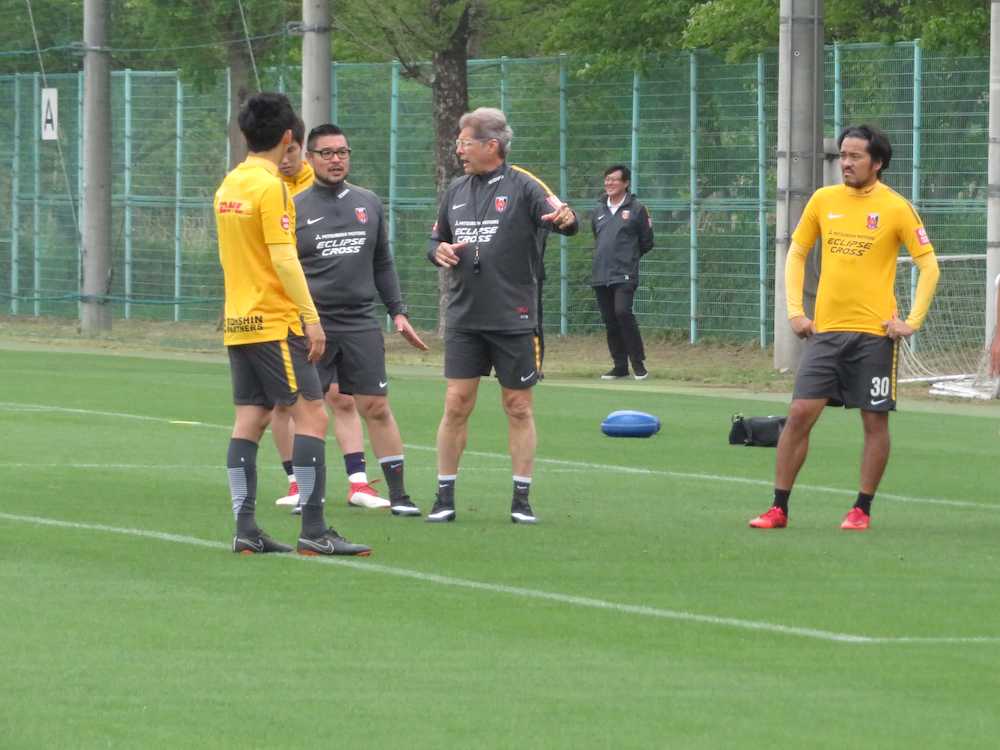 セットプレー練習に着手した浦和のオリヴェイラ新監督（中央右）