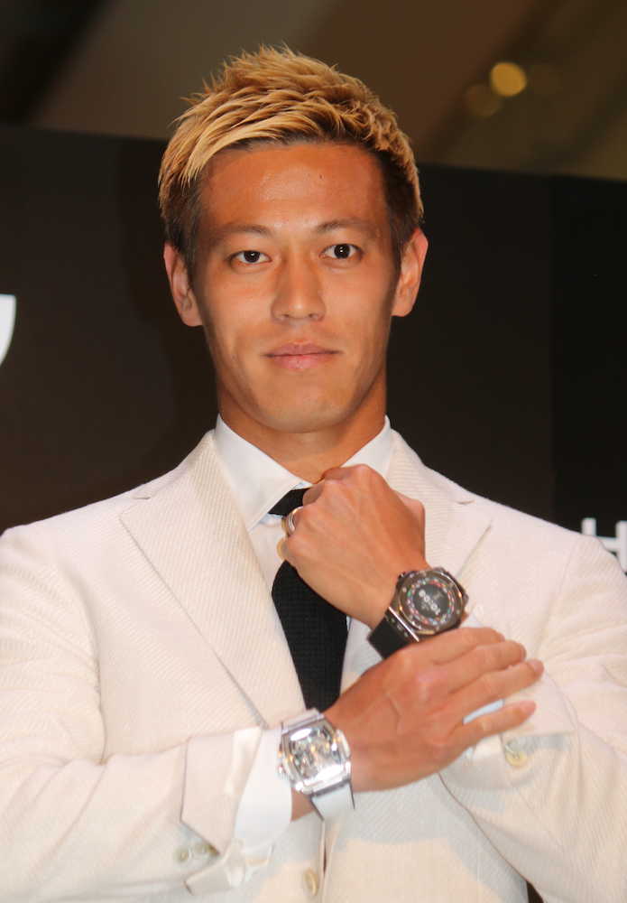 「ＨＵＢＬＯＴ　ＬＯＶＥＳ　ＦＯＯＴＢＡＬＬ　Ｓｐｅｃｉａｌ　Ｅｘｈｉｂｉｔｉｏｎ」開催記念イベントに、両腕に腕時計を着用して出席した本田圭佑