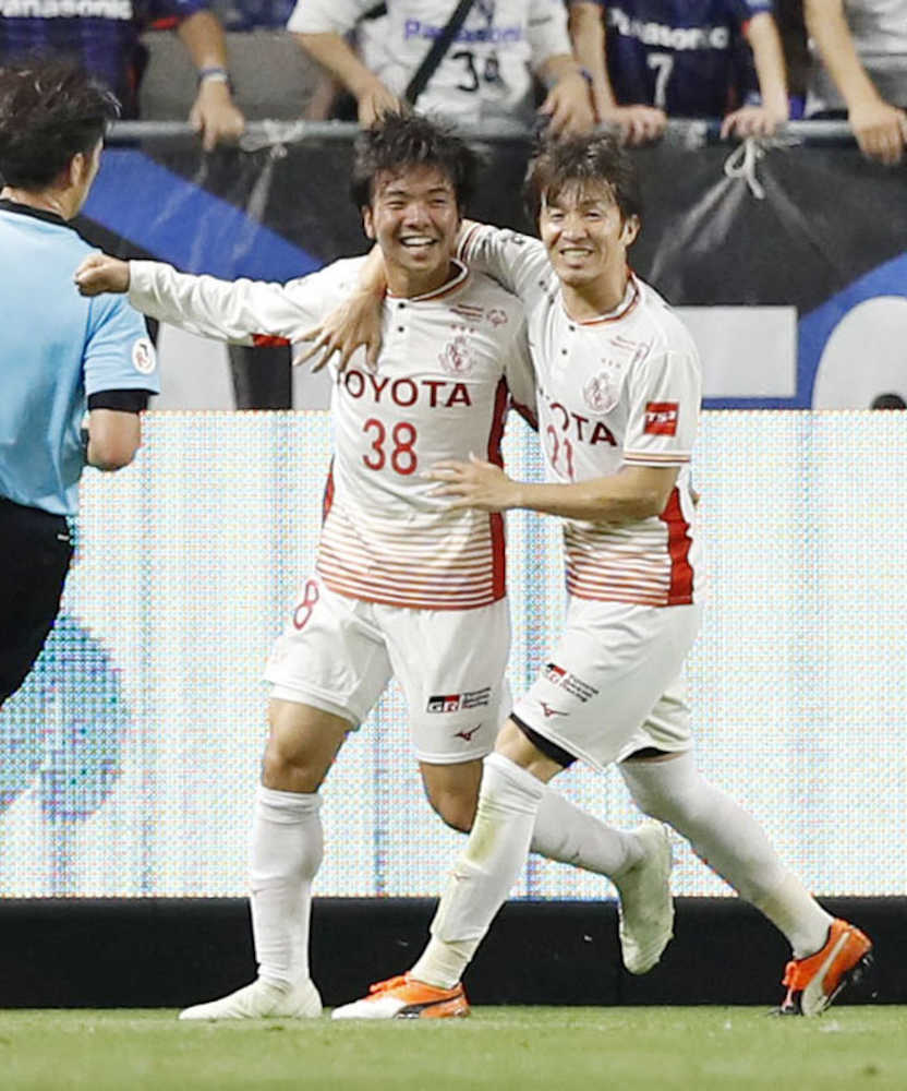 ＜Ｇ大阪―名古屋＞前半、３点目のゴールを決め喜ぶ名古屋・児玉（左）