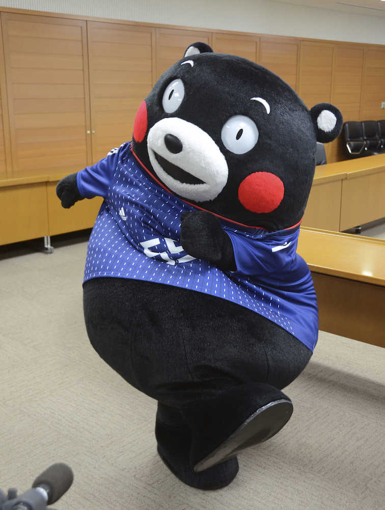 日本サッカー協会から贈呈された日本代表のユニホームを試着して、ポーズを決める「くまモン」