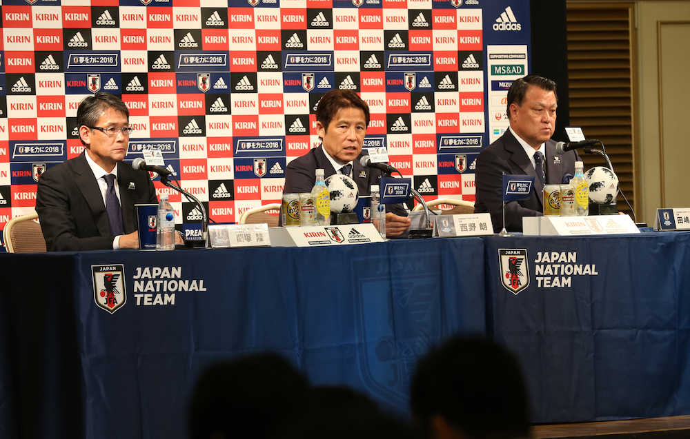 キリンチャレンジカップに向けメンバーを発表する（左から）関塚技術委員長、西野監督、田嶋会長