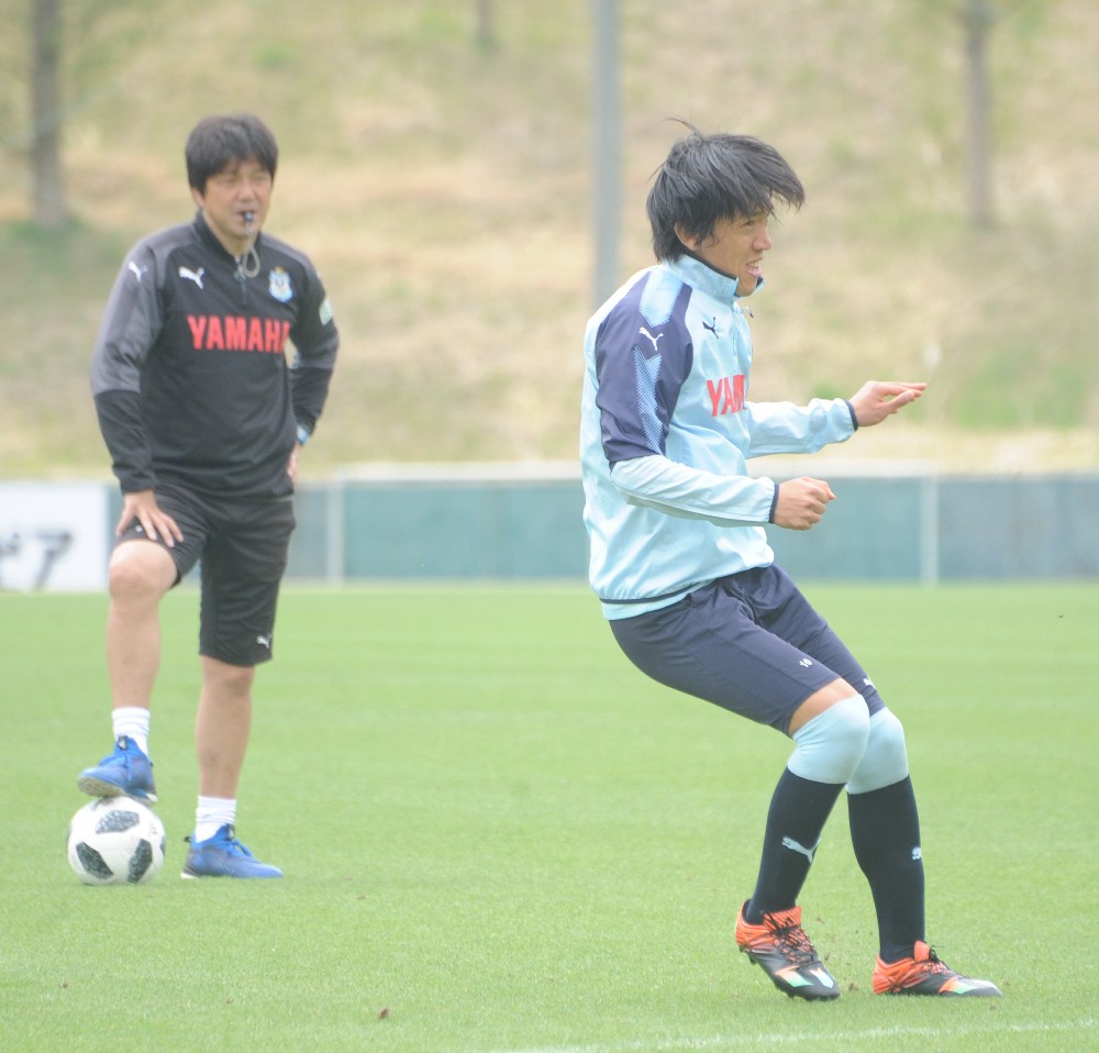 湘南戦でリーグ６試合ぶりにメンバー入りすることになった磐田ＭＦ中村（左は名波監督）