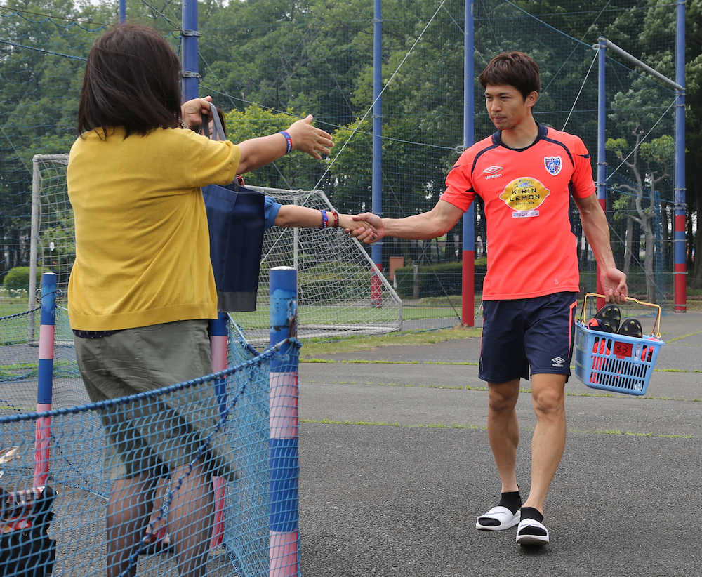 ＦＣ東京の練習後にファンと握手する森重（右）