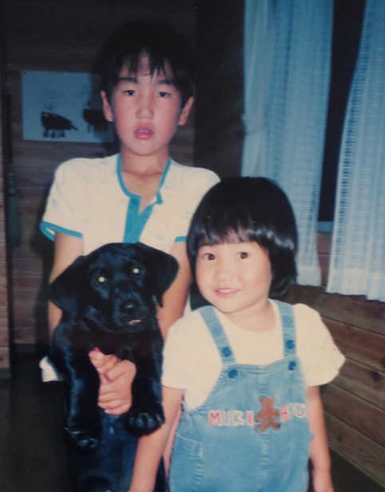ドリブルパートナーの愛犬マティと少年時代の原口（左）