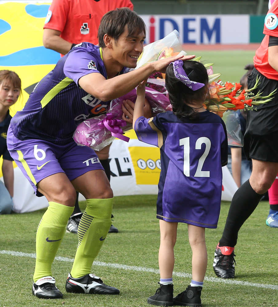 試合前、広島・青山は子供から花束を受け取る（撮影・岩崎　哲也）