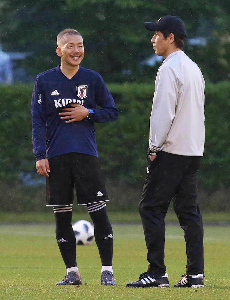 サッカー日本代表練習で井手口（左）と話す西野監督（撮影・西海健太郎）