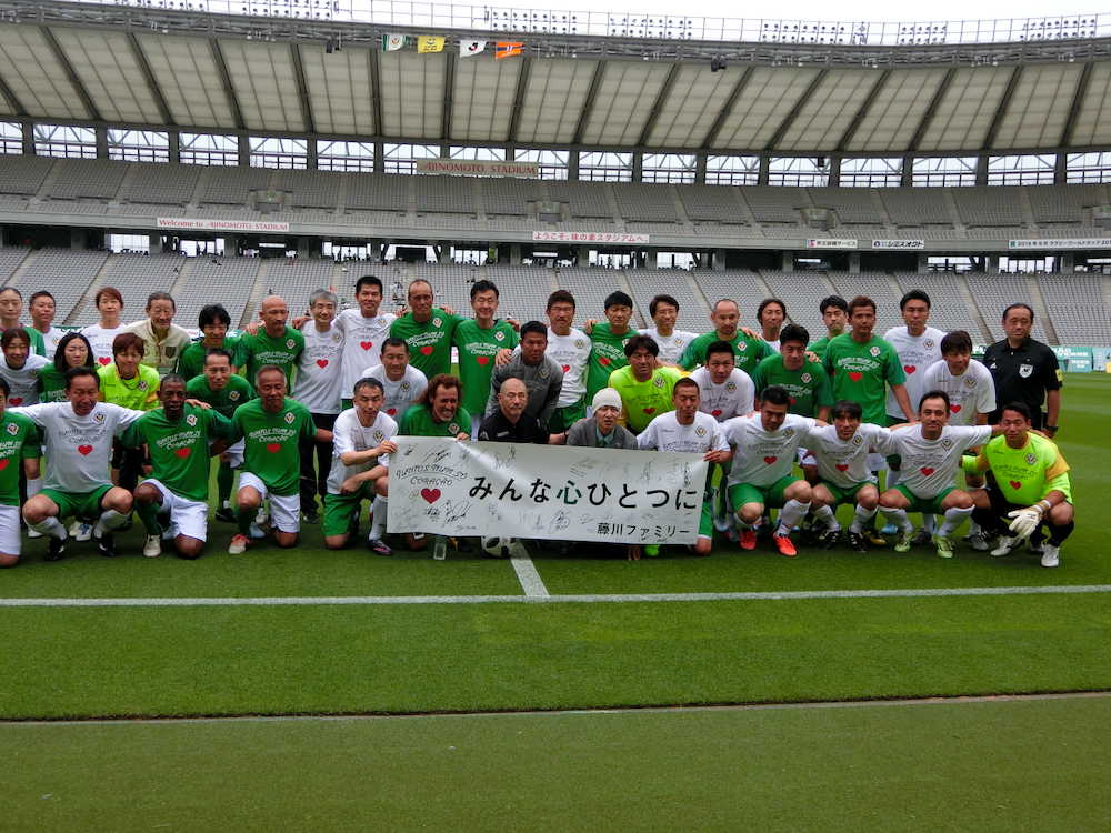 激励マッチに参加した選手たちと藤川氏（前列右から６人目）