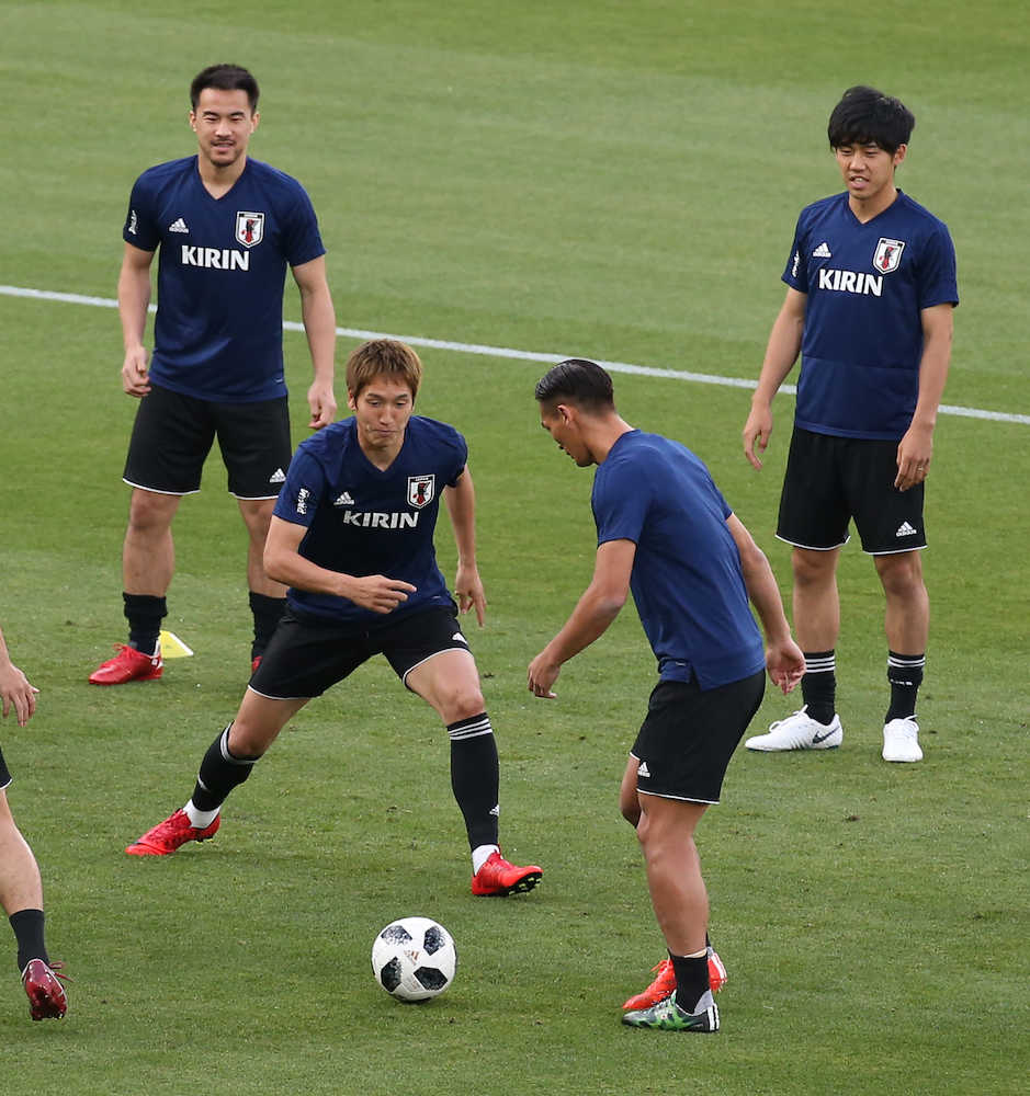 日本代表練習でボールを取りに行く原口（左から２人目）（左は岡崎、右は遠藤）（撮影・西海健太郎）