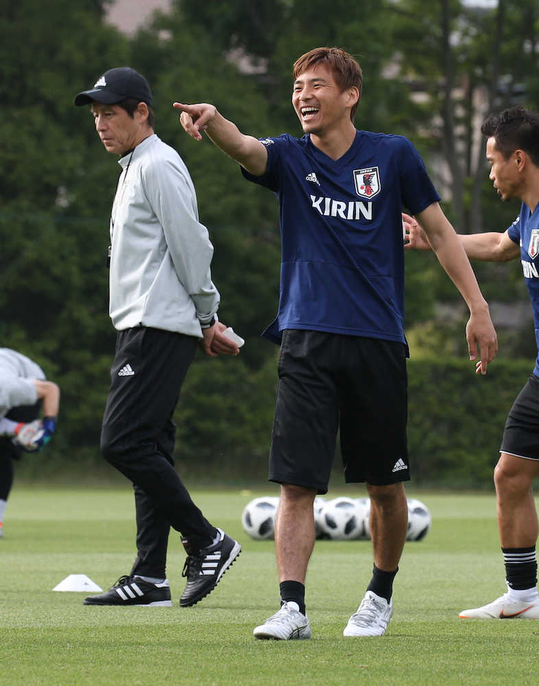 日本代表練習で笑顔を見せる乾（右）と西野監督（撮影・西海健太郎）　