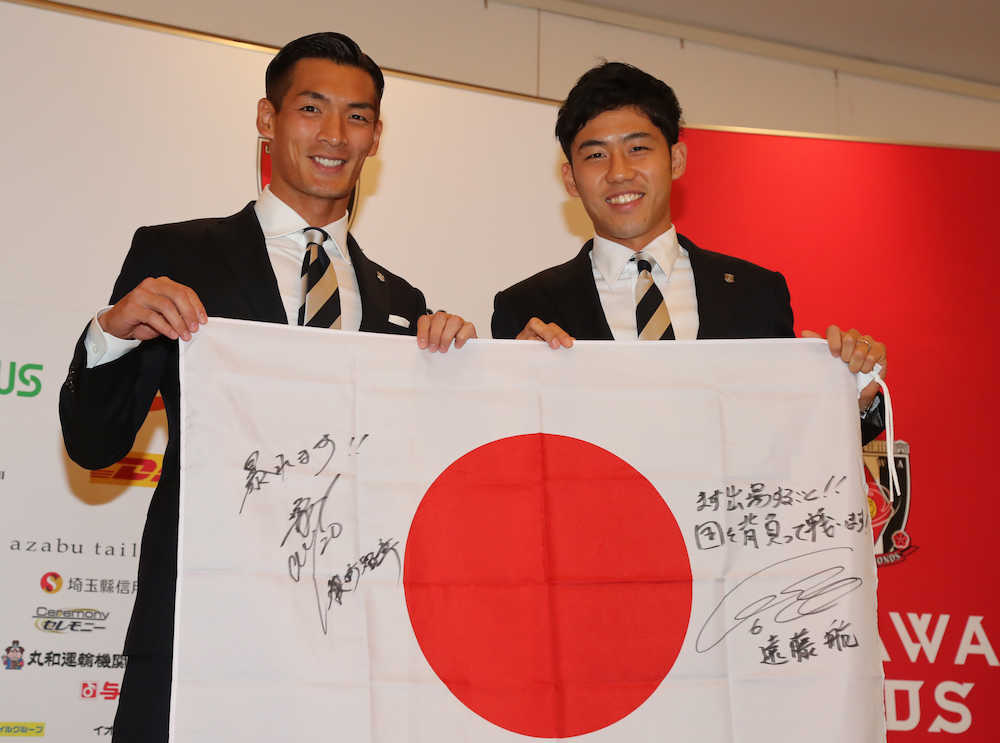 浦和から選出された槙野（左）、遠藤は意気込みを書いた日の丸を手に笑顔（撮影・沢田　明徳）
