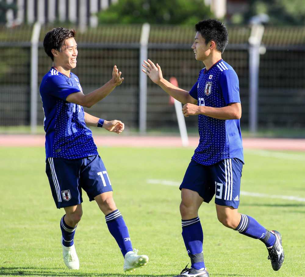 ゴールを決め、遠藤（左）とタッチするＵ−２１日本代表・上田