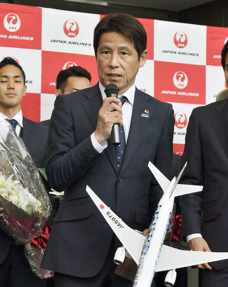 出発セレモニーであいさつするサッカー日本代表の西野朗監督