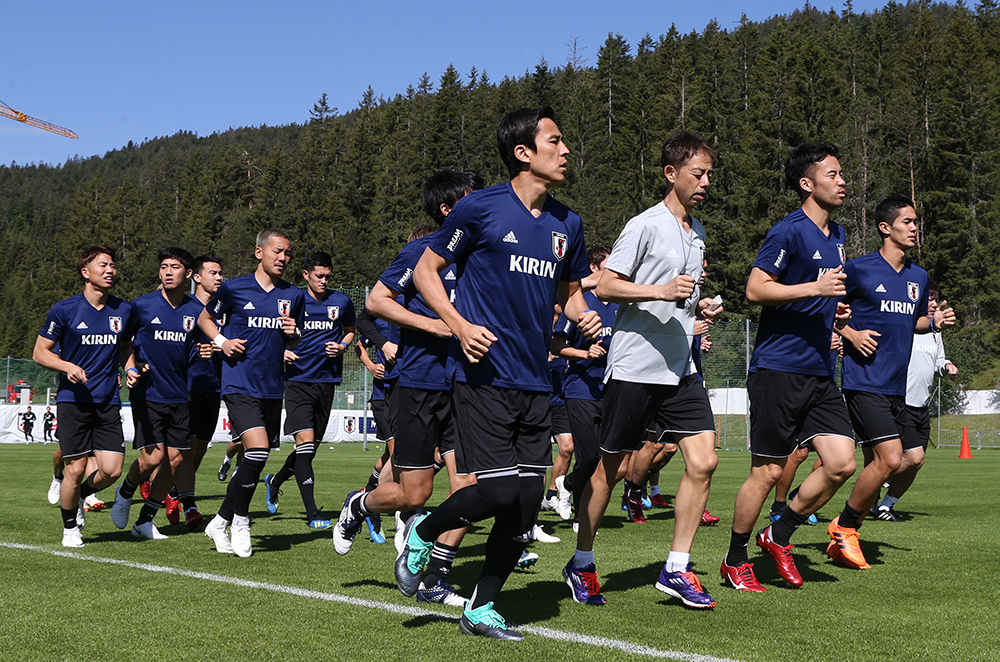 ＜サッカー日本代表練習＞青空を背にランニングするイレブン