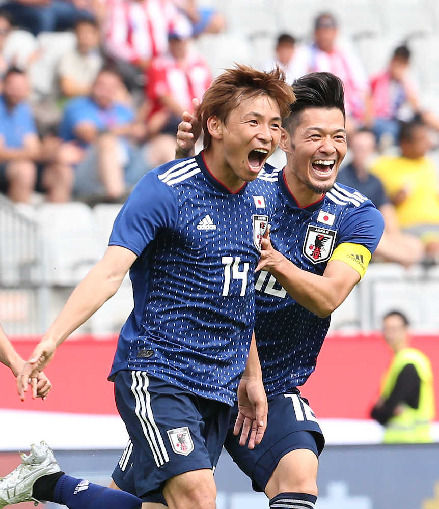 ＜日本・パラグアイ＞ゴールを決め、歓喜の乾（左）（撮影・西尾　大助）