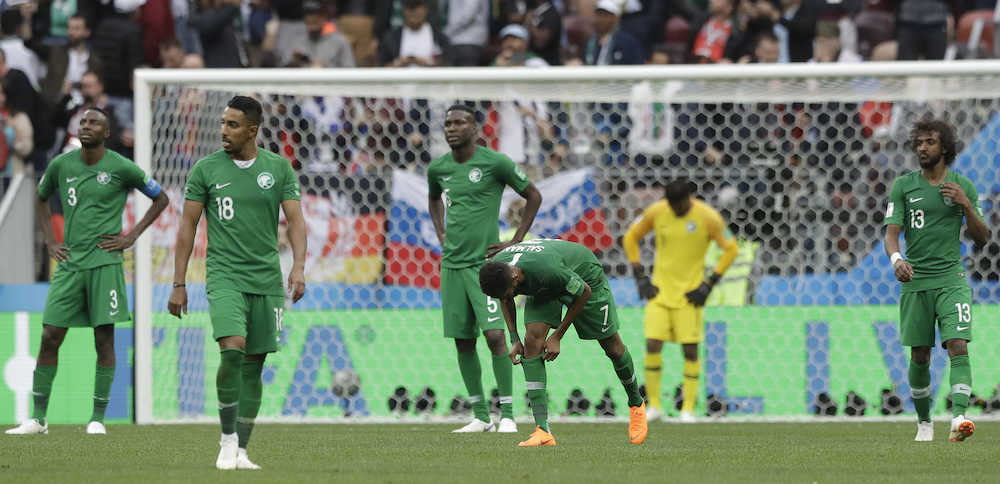 大敗に肩を落とすサウジアラビアの選手たち（ＡＰ）