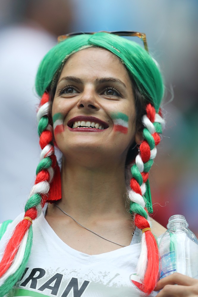 髪を国旗の色に染め上げたイランのサポーター（ゲッティ）