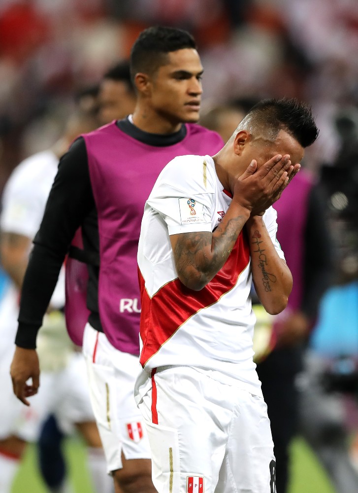 ＰＫを失敗し顔を覆うペルー代表のクエバ
