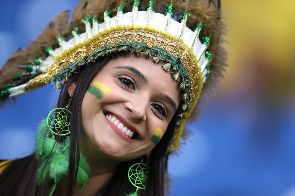 ブラジルを意識した飾りで笑顔もまぶしいサポーター（ゲッティ）