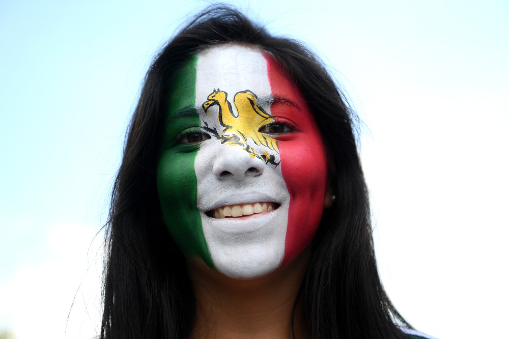 顔面にメキシコ国旗のペイントをして応援するサポーター（ゲッティ）