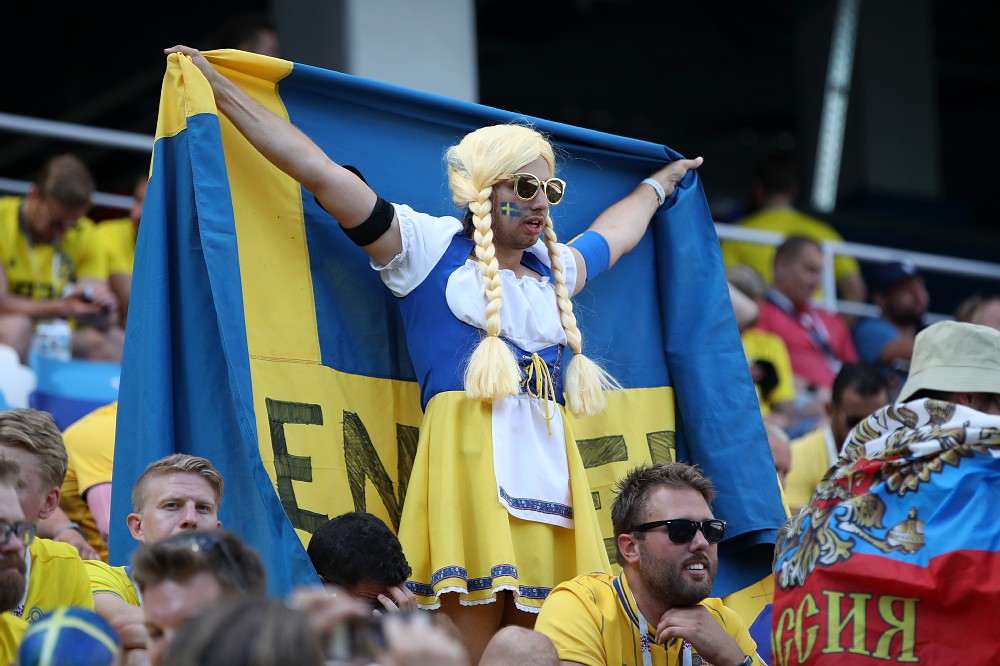 “カワイイ”コスプレ衣装で応援するスウェーデンサポーター（ゲッティ）