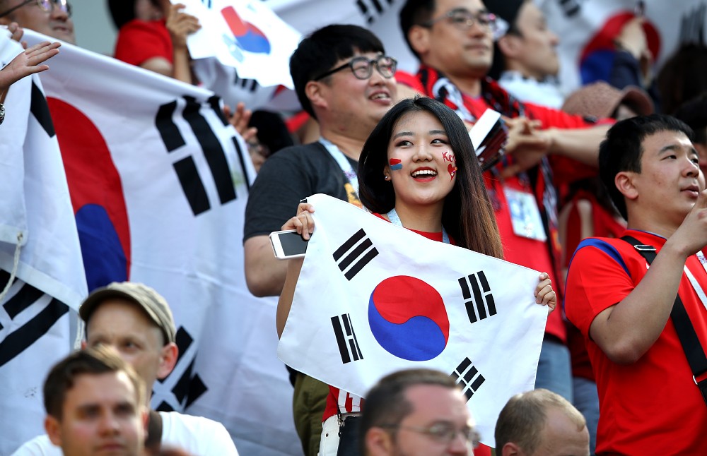 国旗を手に応援する韓国のサポーター（ゲッティ）