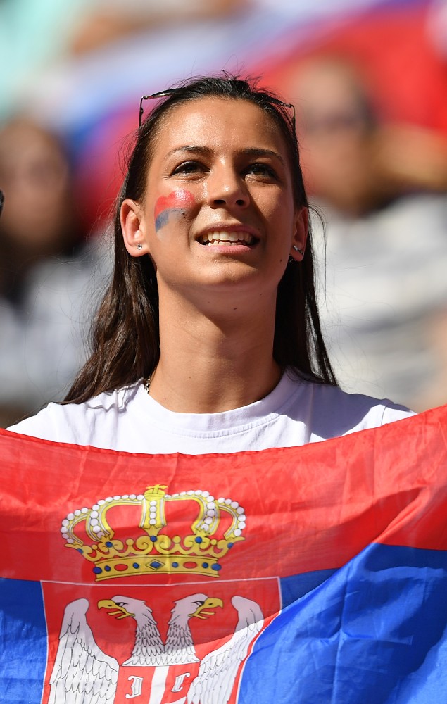 国旗を手にチームの勝利を願うセルビアサポーター（ゲッティ）