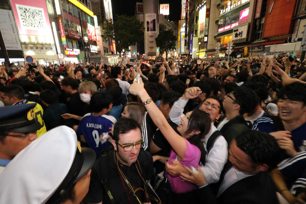 渋谷恒例大騒ぎ　スクランブル交差点に歓喜の渦、ＤＪポリスも