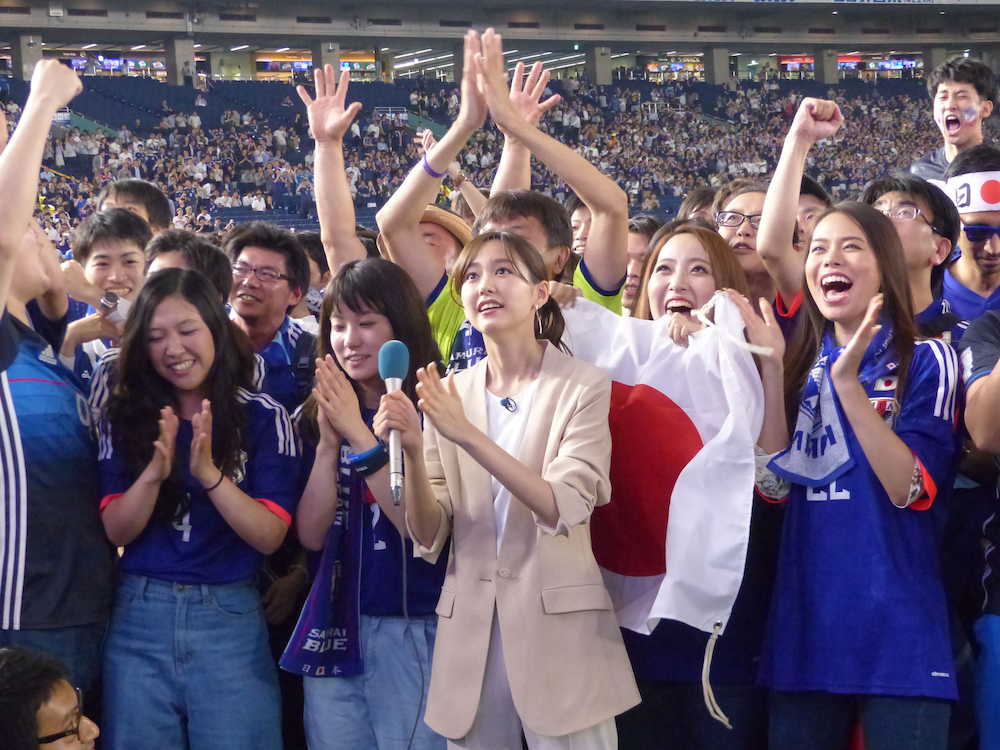 東京ドームのパブリックビューイングには、日本テレビ「ＮＥＷＳ　ＺＥＲＯ」のキャスターを務める桐谷美玲の姿も。香川のＰＫが決まりサポーターと喜ぶ