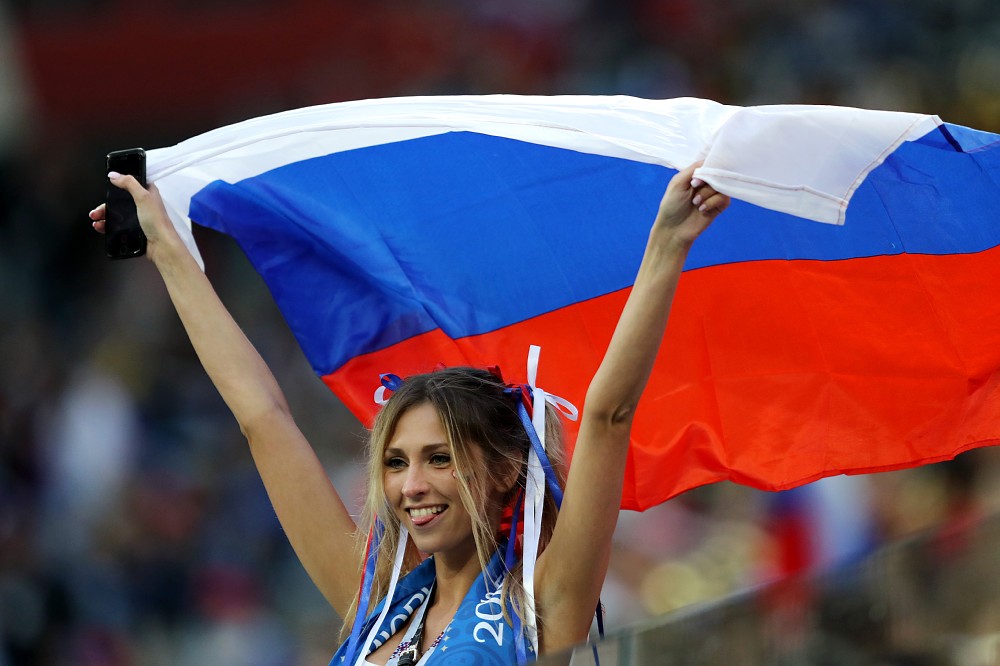 ロシア国旗を広げ快勝を喜ぶサポーター（ゲッティ）